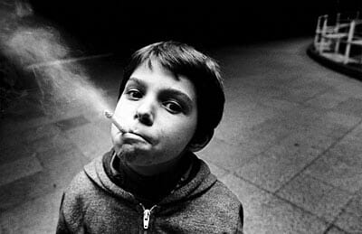 ظاهرة تدخين الاطفال تنهش في المجتمع